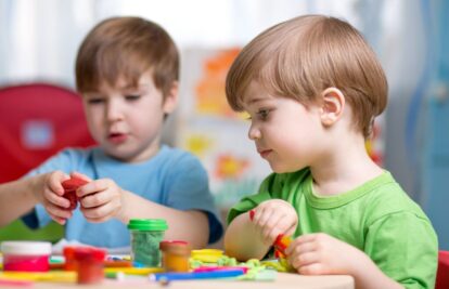 36444918 - kids playing with play clay at home or kindergarten or playschool Escuela de estimulación temprana
